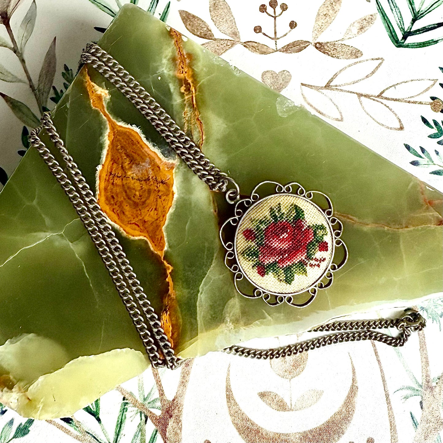 Halskette Rose gestickt