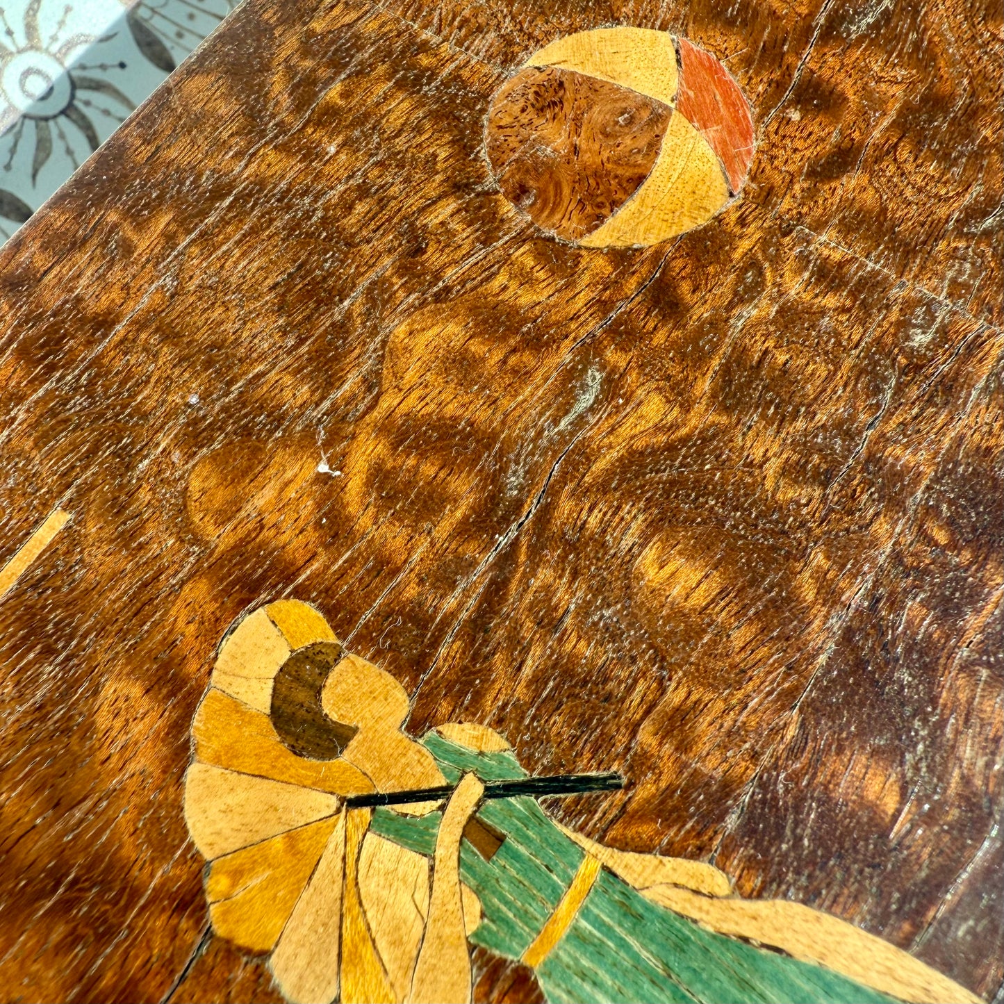 Holzbox mit Holzintarsien und Frauenmotiv