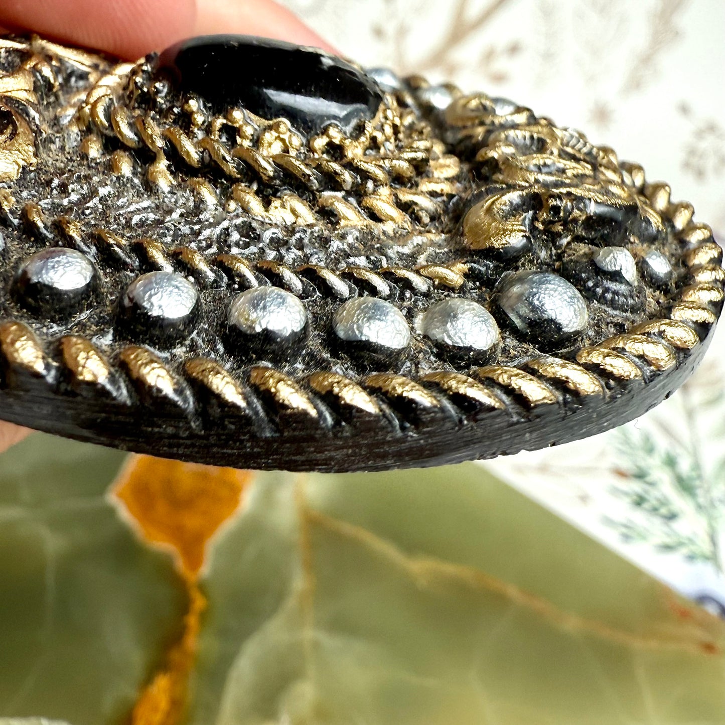 Brosche goldene Schnörkel