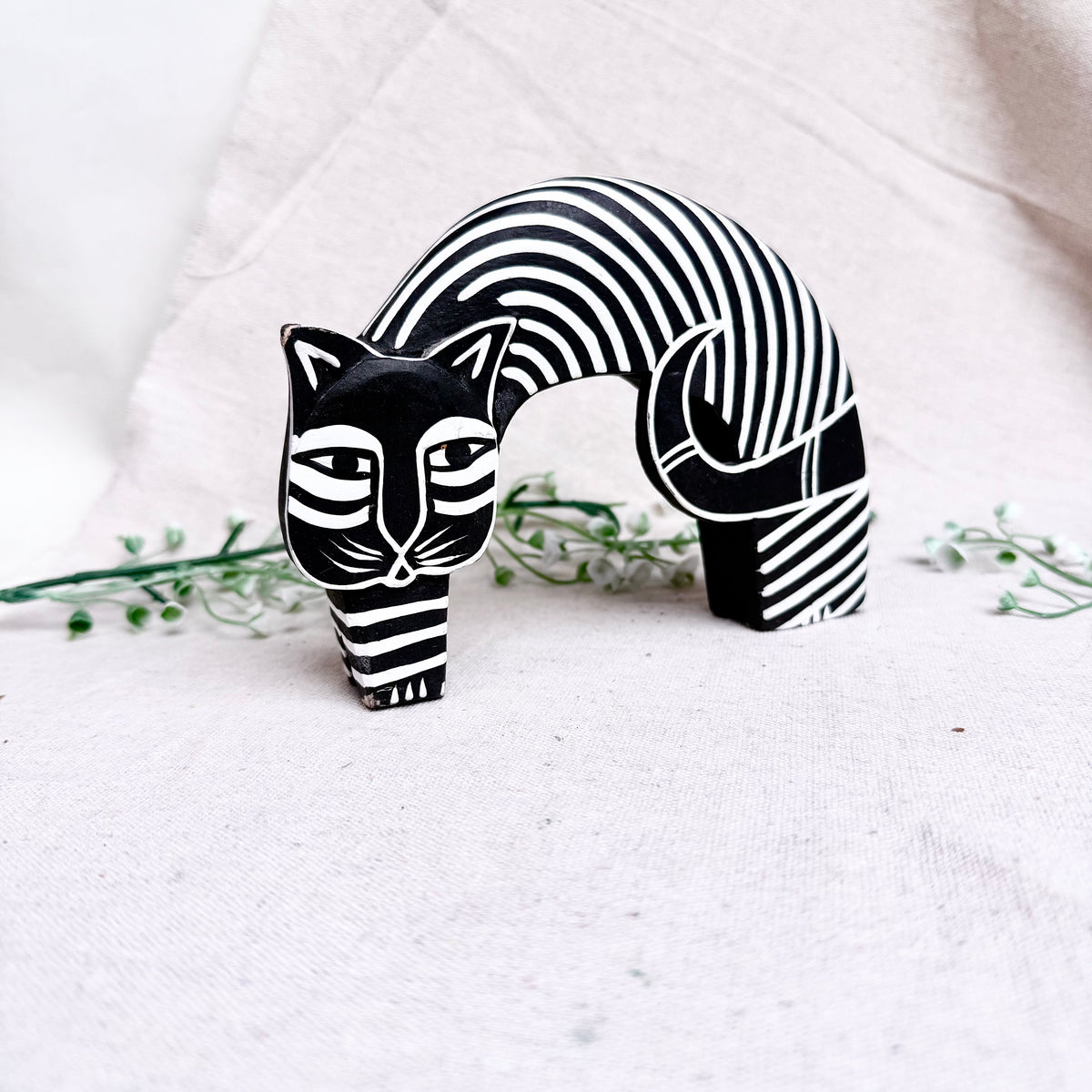 Balinesische Holzfigur Katze Bogen