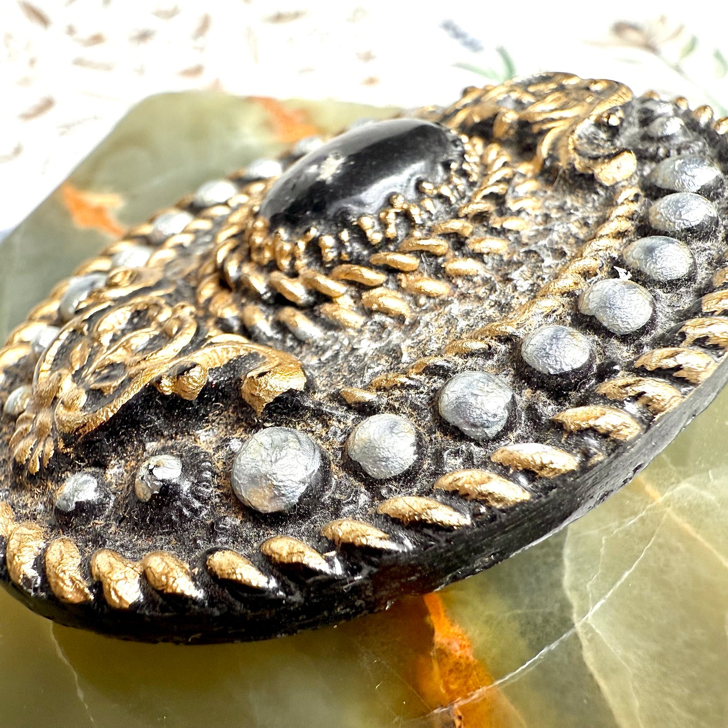 Brosche goldene Schnörkel