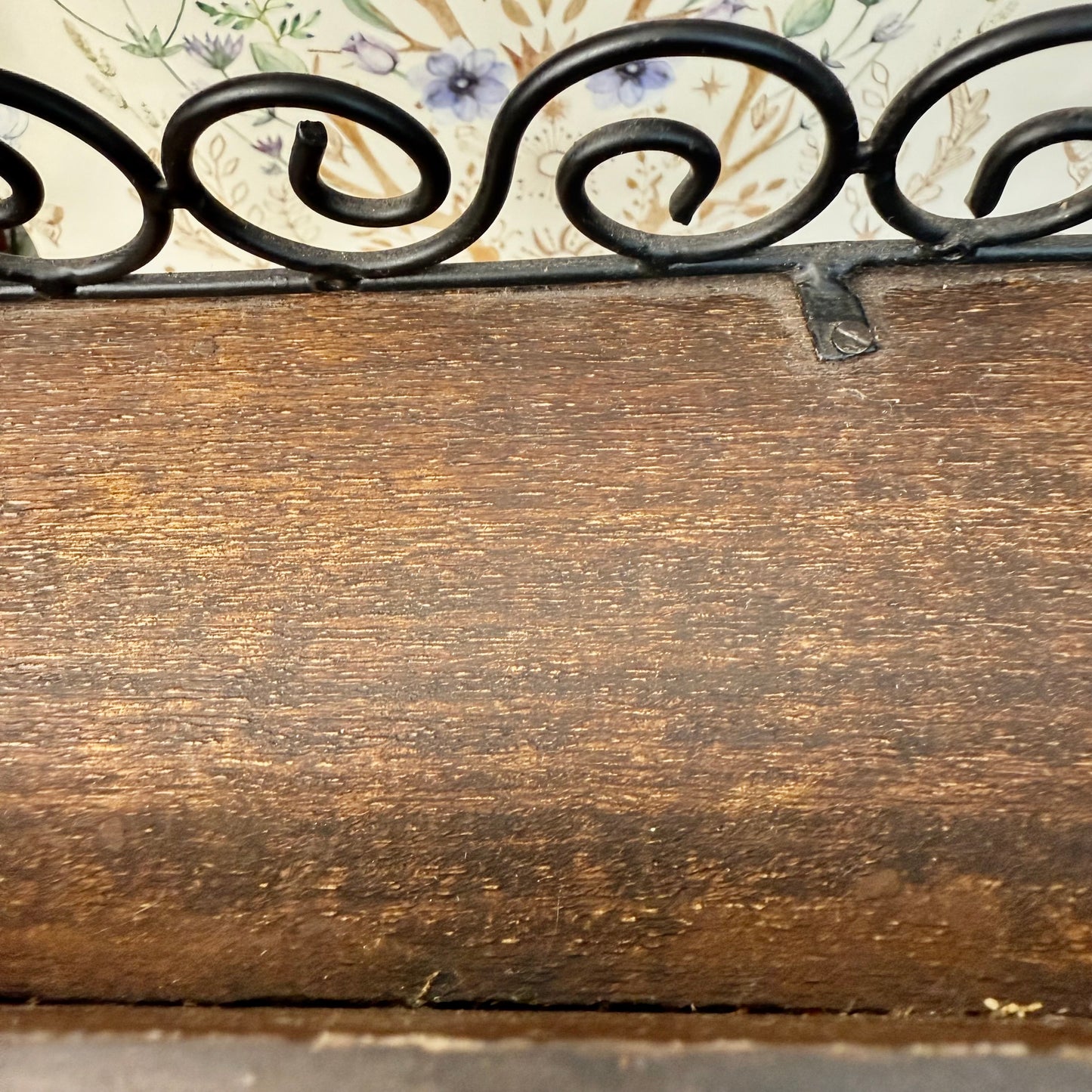 Regal mit bunten Schubläden