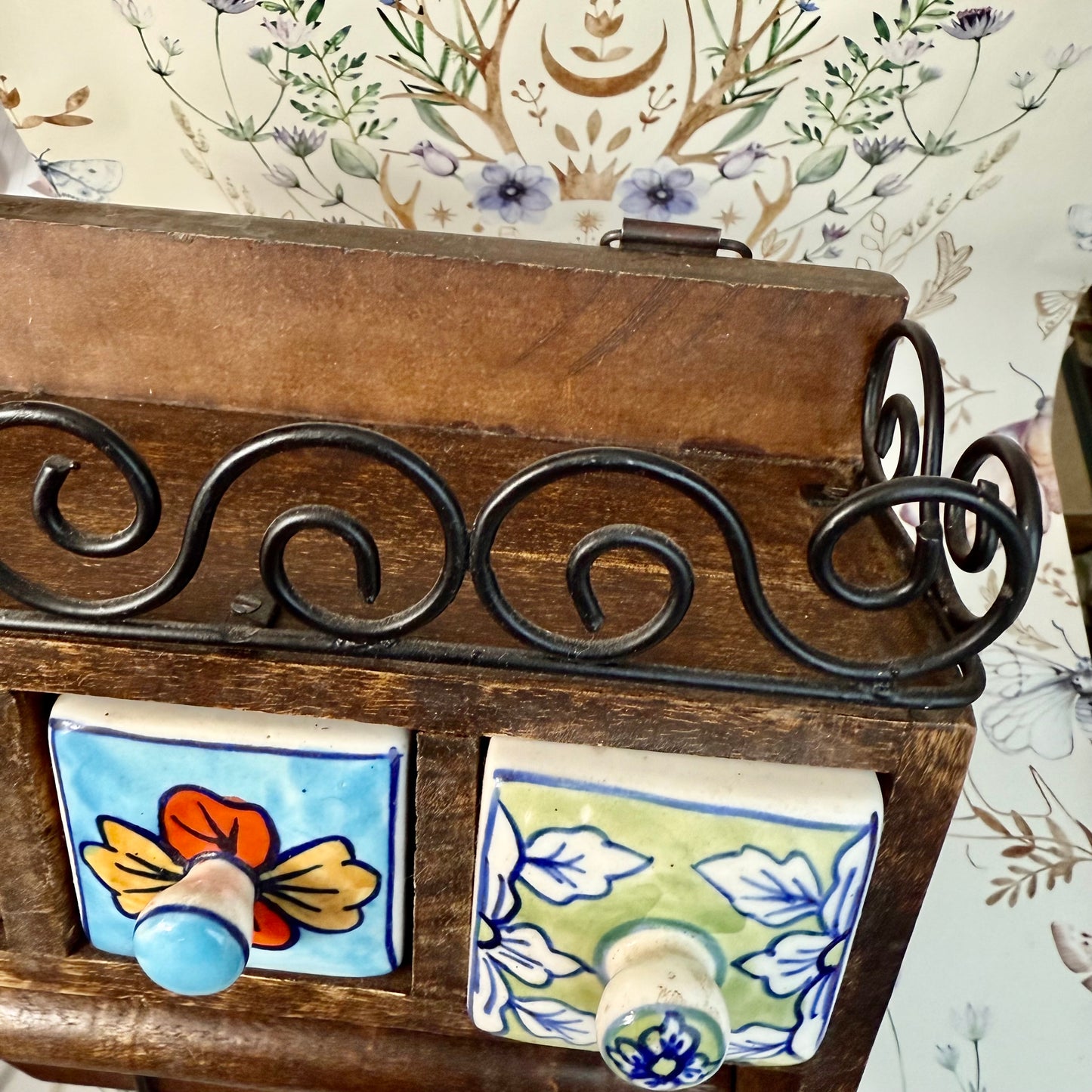Regal mit bunten Schubläden