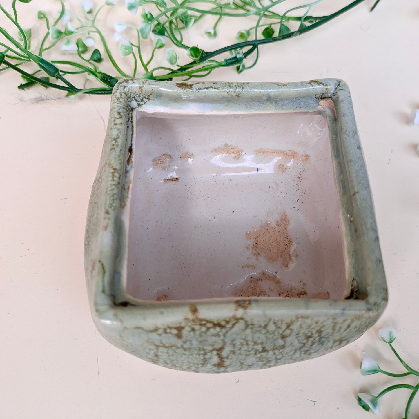 Ceramic tin bow