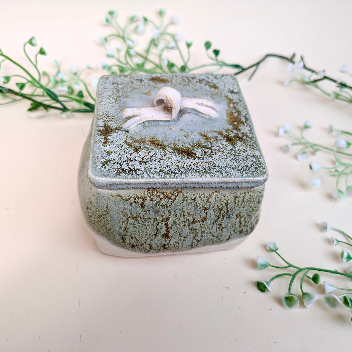 Ceramic tin bow