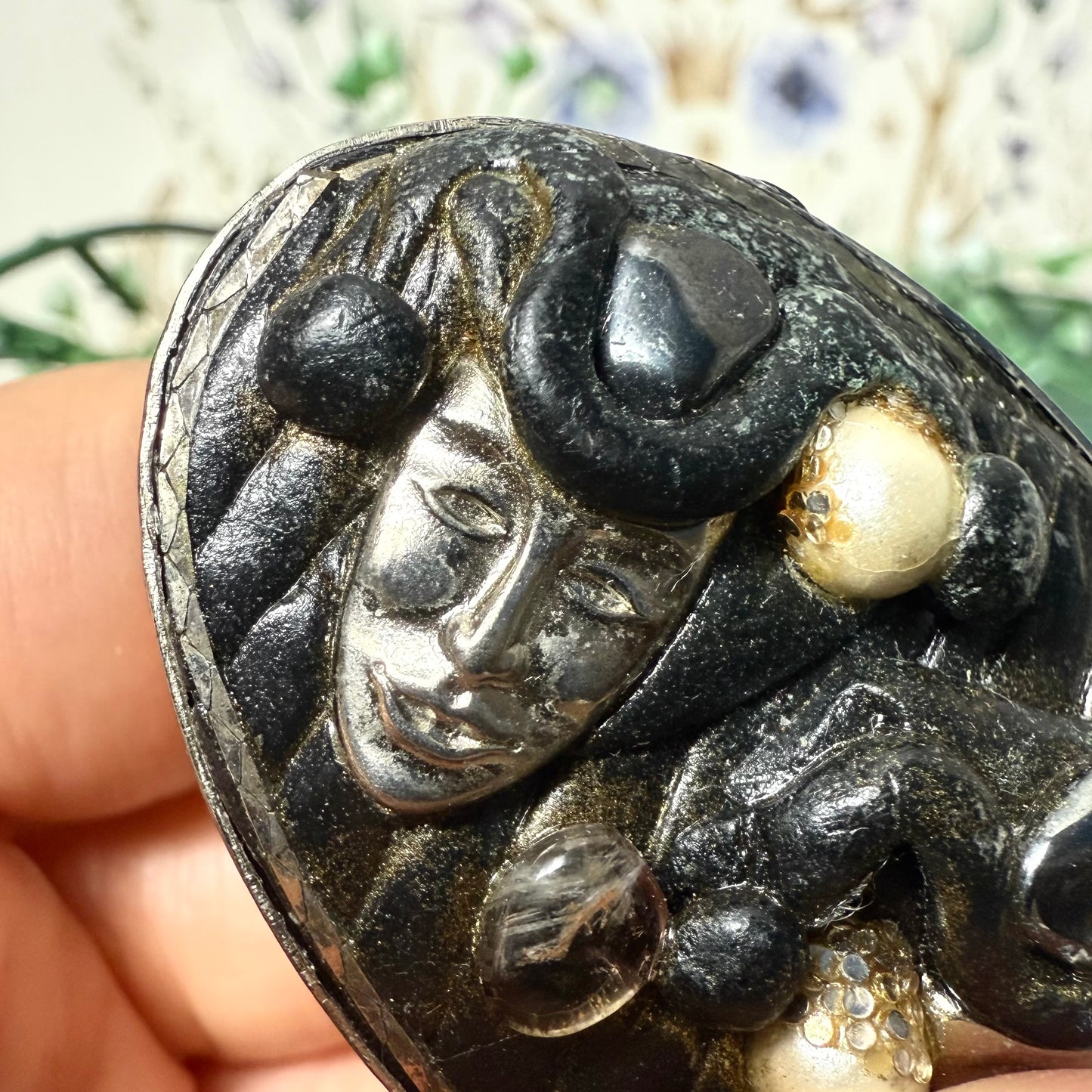Brosche Masken