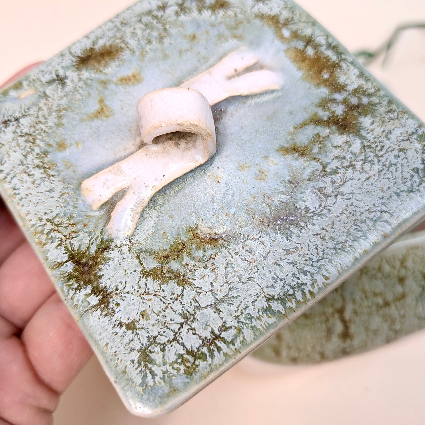 Ceramic tin bow