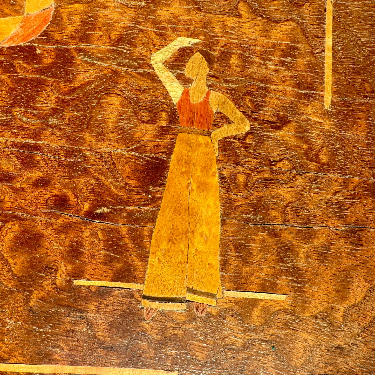 Holzbox mit Holzintarsien und Frauenmotiv