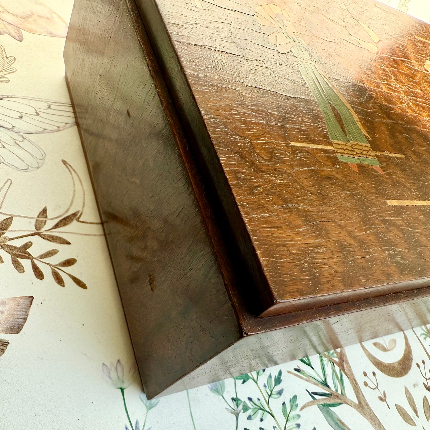 Holzbox mit Holzintarsien und Frauenmotiv