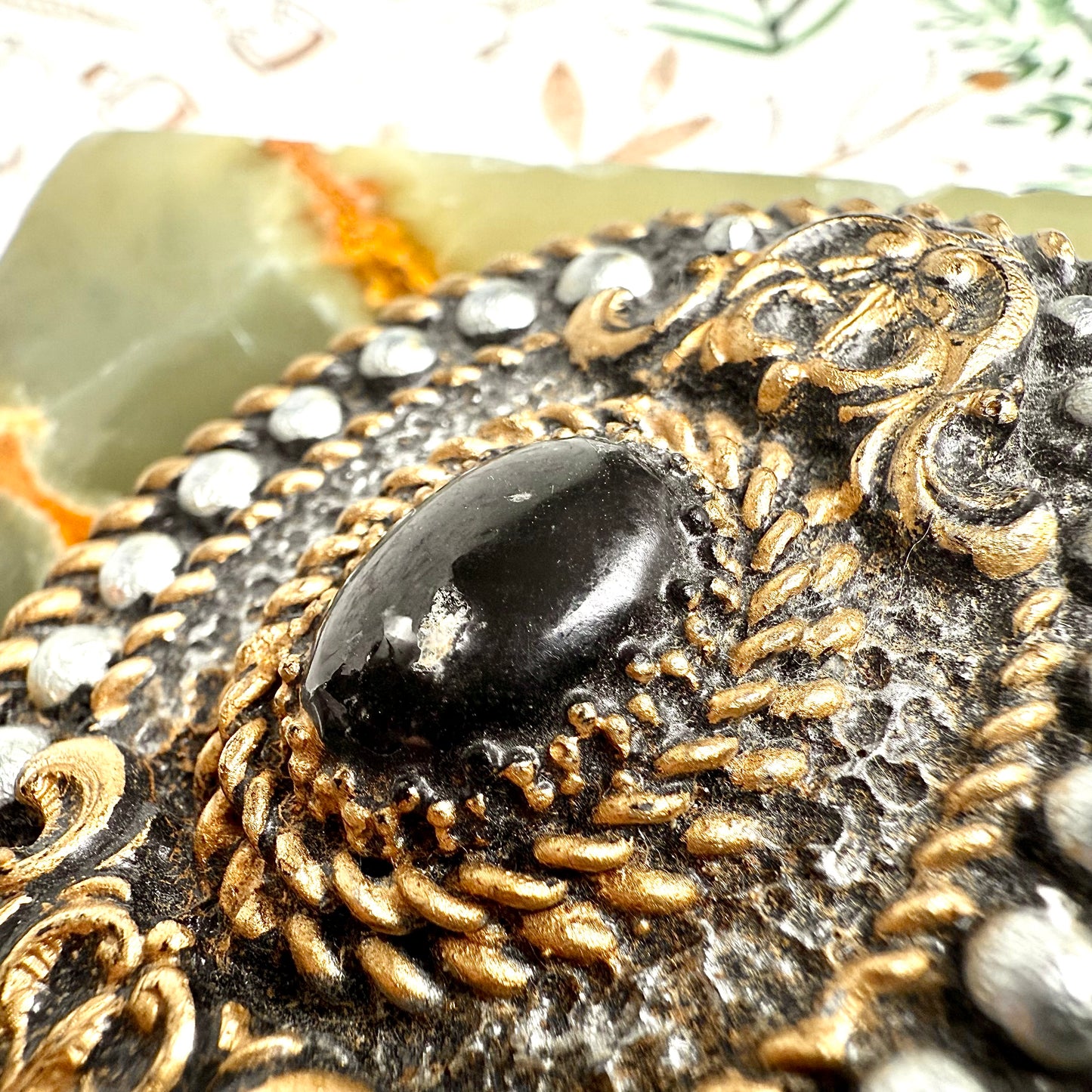 Brosche goldene Schnörkel