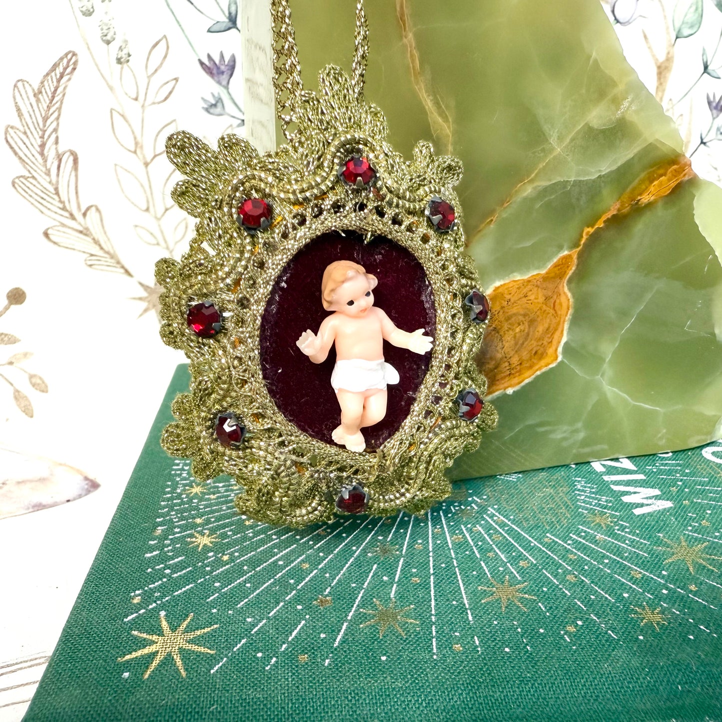 Christkind in Walnuss