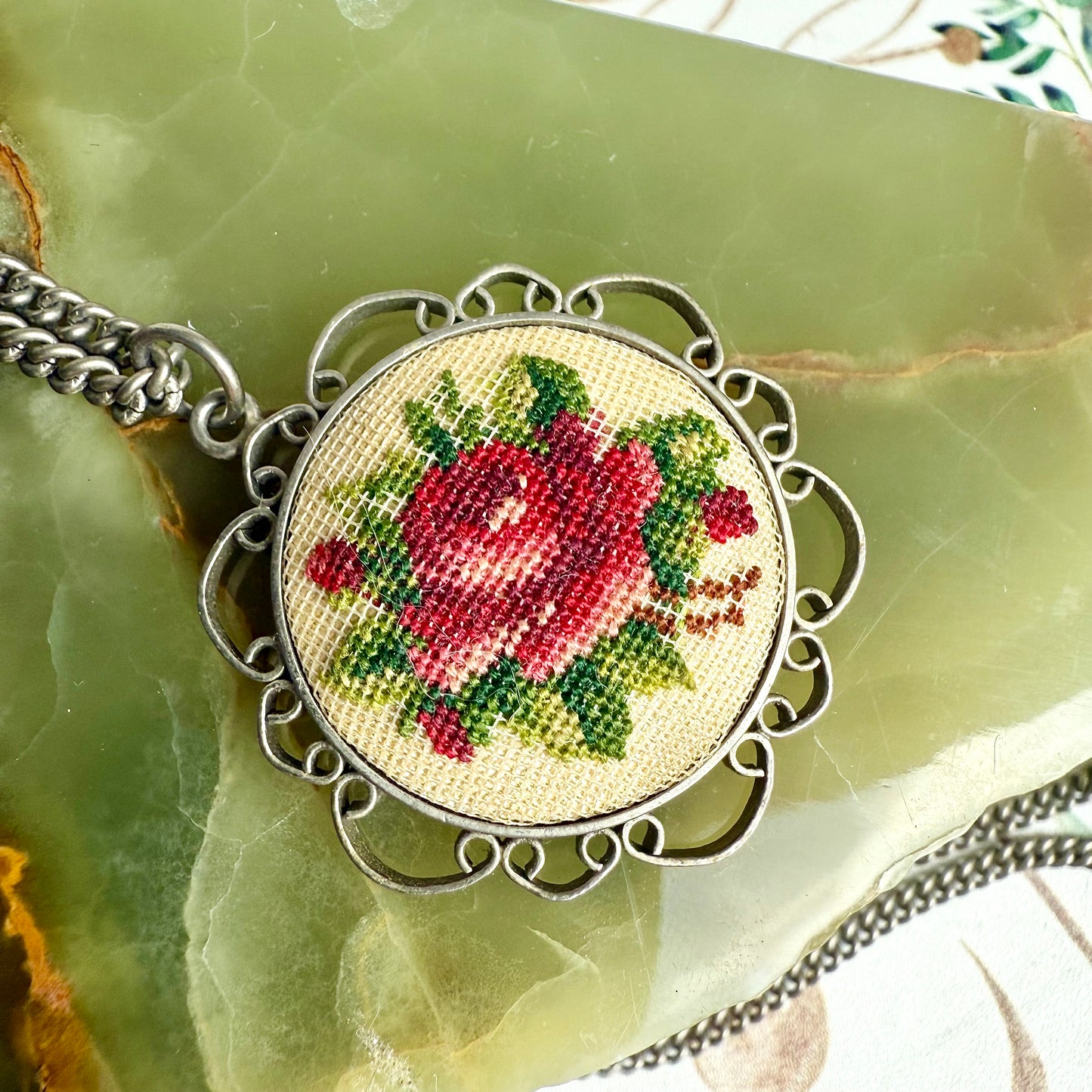Halskette Rose gestickt