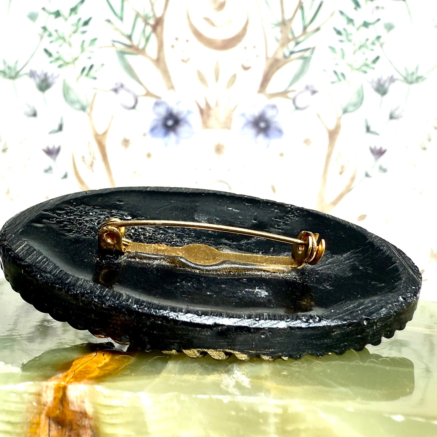 Brosche goldene Schnörkel