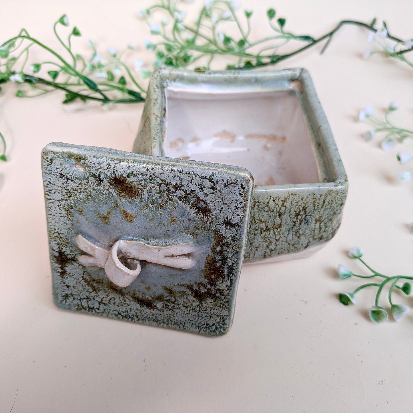 Ceramic tin bow