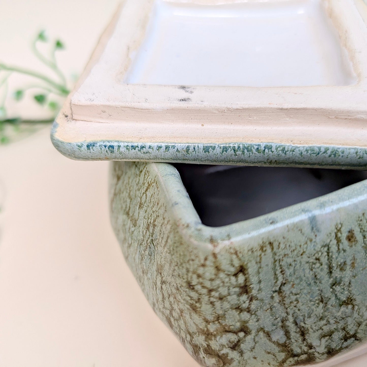Ceramic tin bow