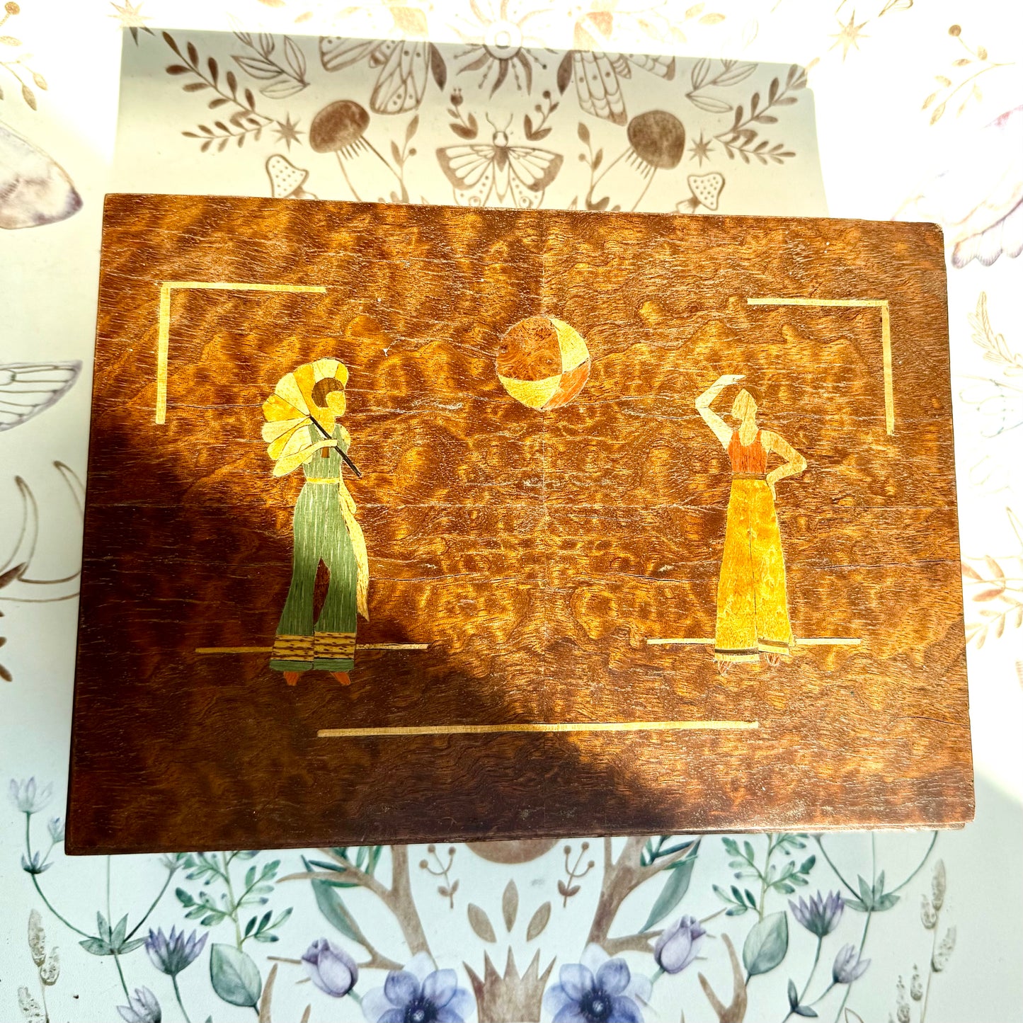 Holzbox mit Holzintarsien und Frauenmotiv