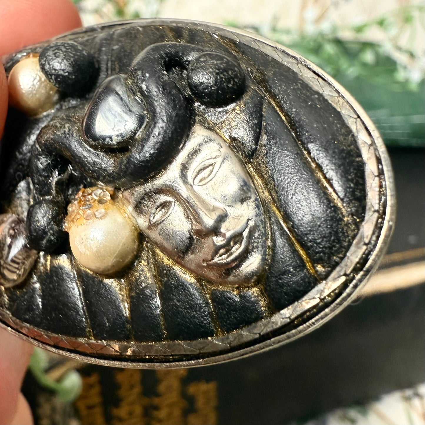 Brosche Masken
