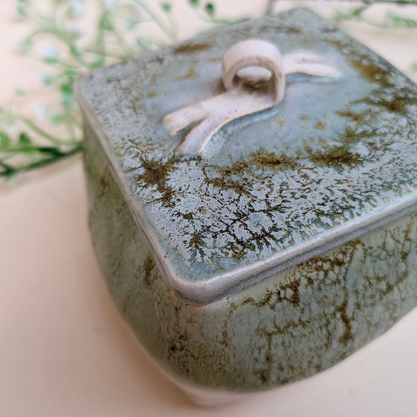 Ceramic tin bow