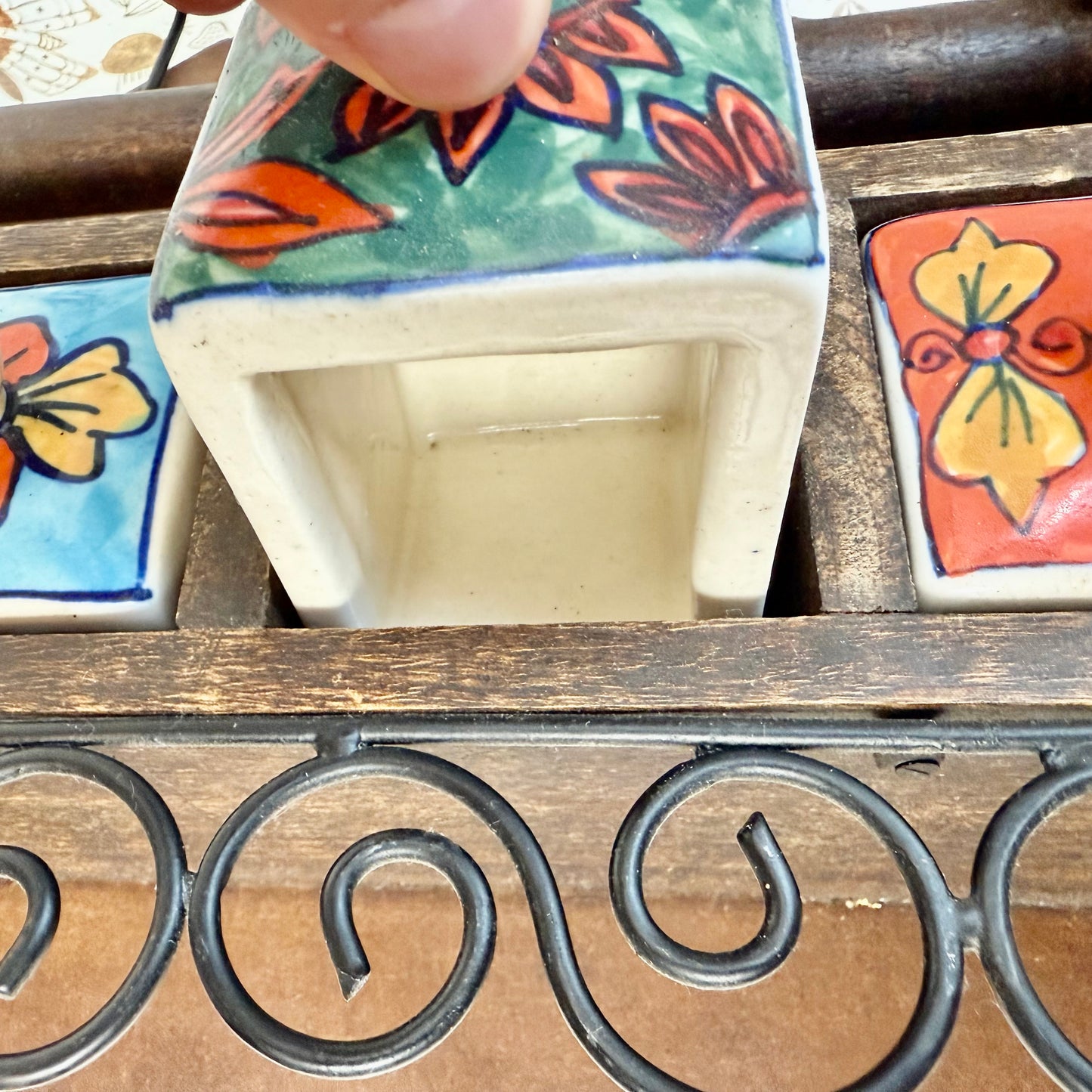 Regal mit bunten Schubläden