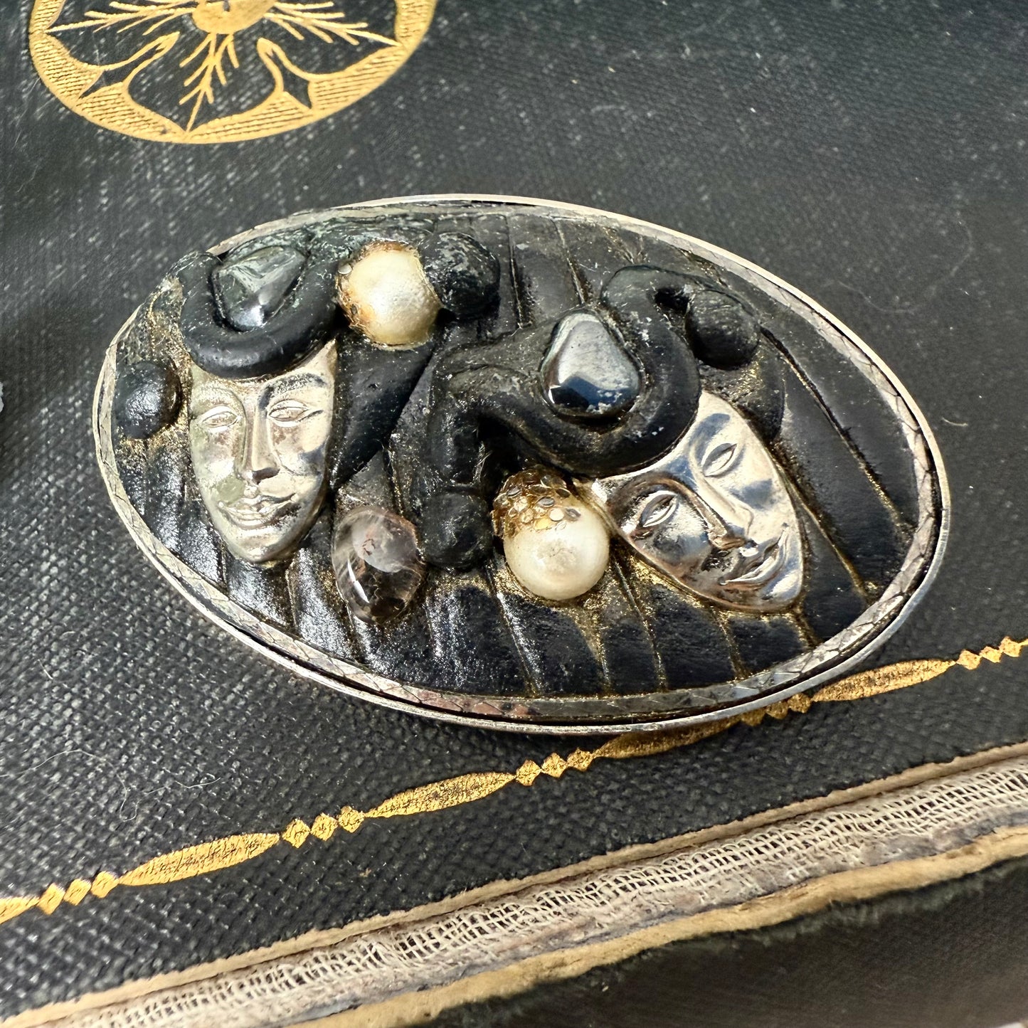 Brosche Masken
