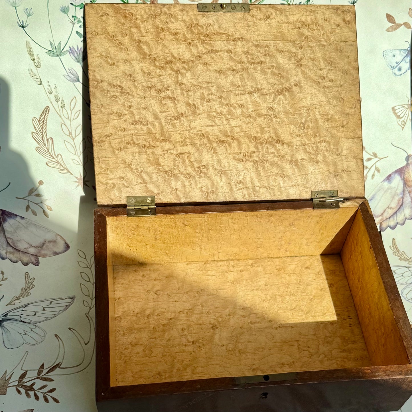 Holzbox mit Holzintarsien und Frauenmotiv