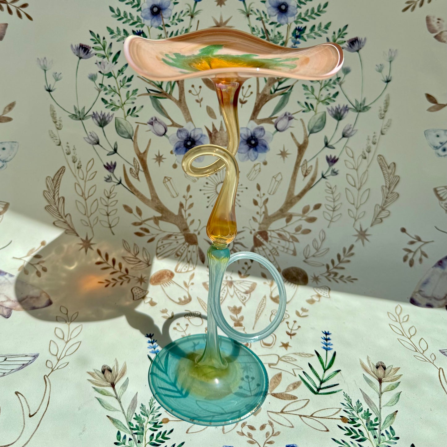 Intertwined glass vase