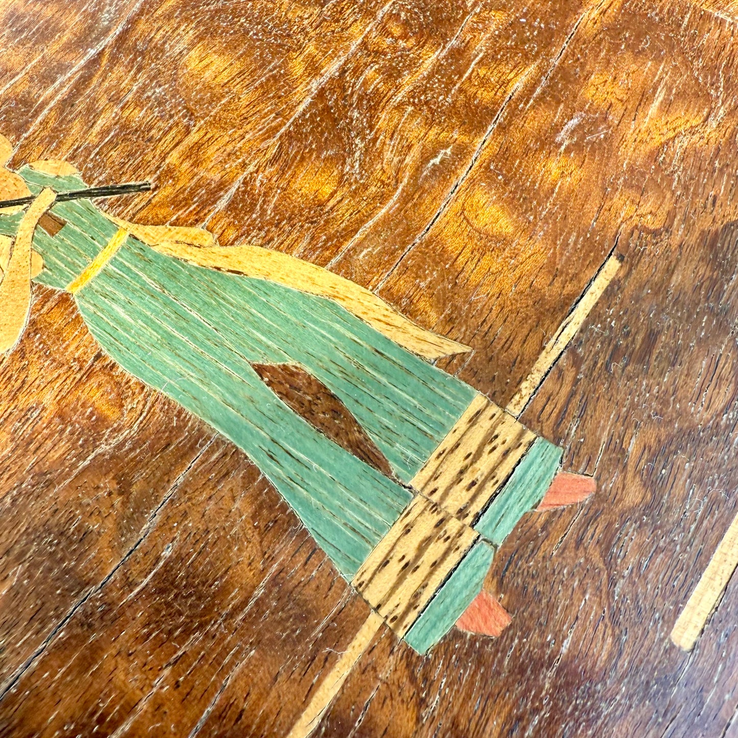 Holzbox mit Holzintarsien und Frauenmotiv