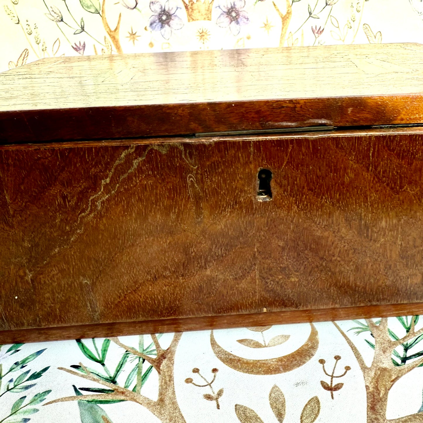Holzbox mit Holzintarsien und Frauenmotiv