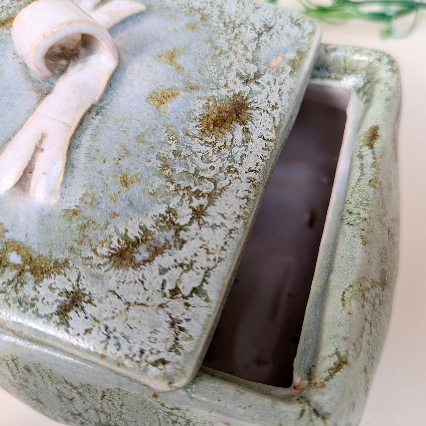 Ceramic tin bow