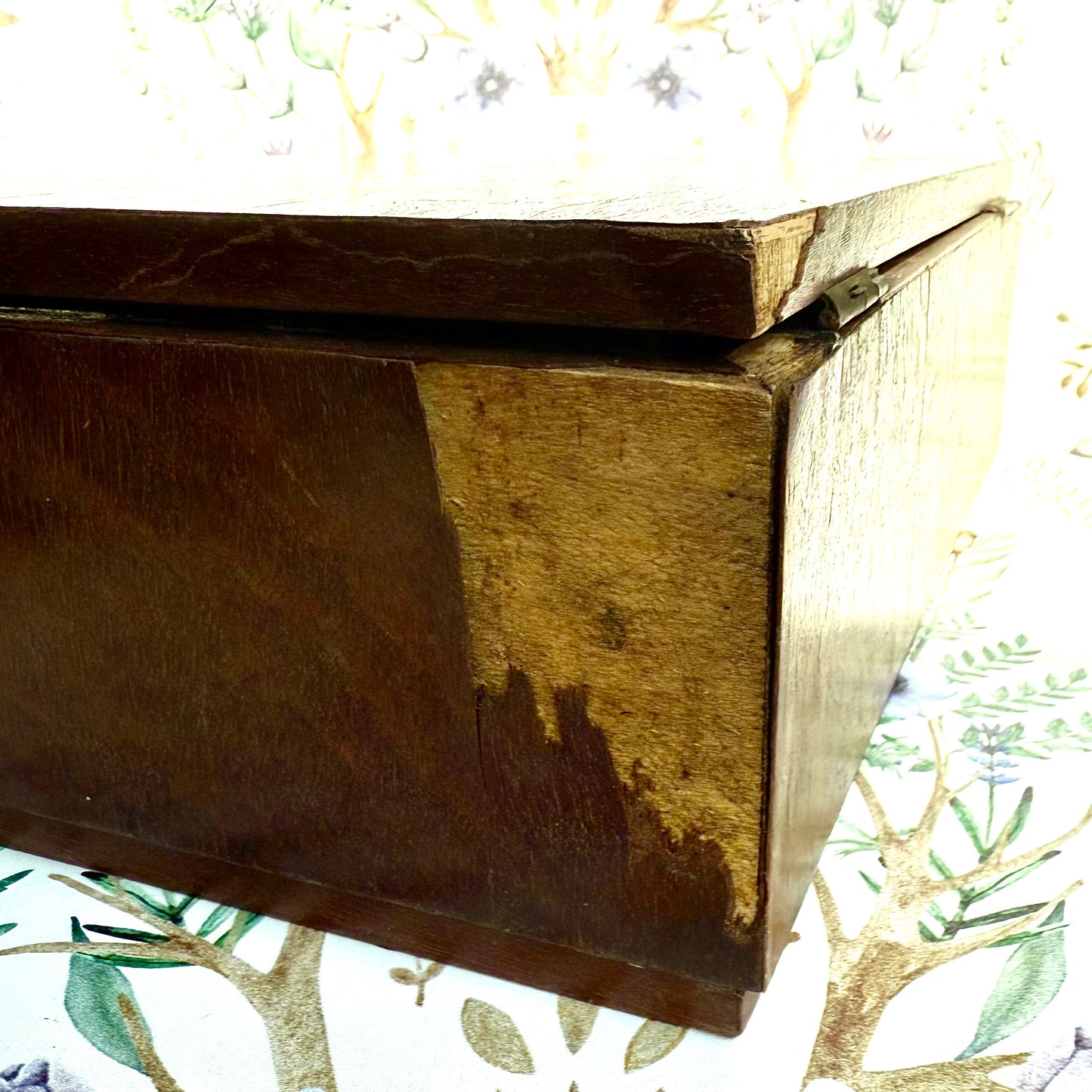Holzbox mit Holzintarsien und Frauenmotiv