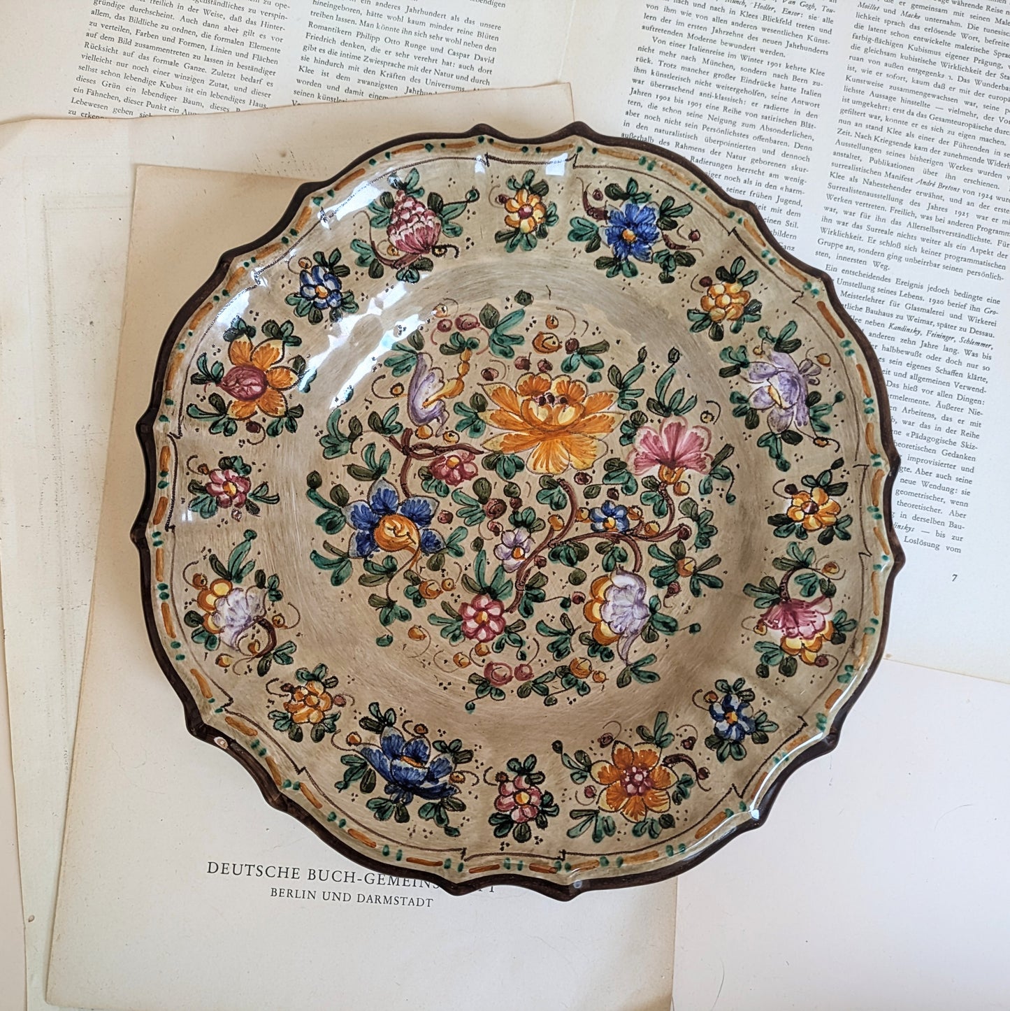 Assiette décorative florale marron