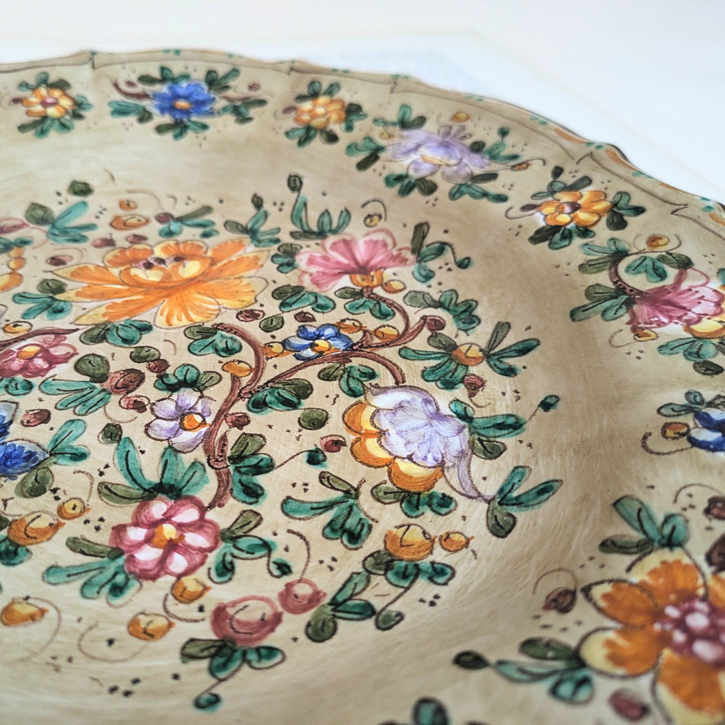 Assiette décorative florale marron