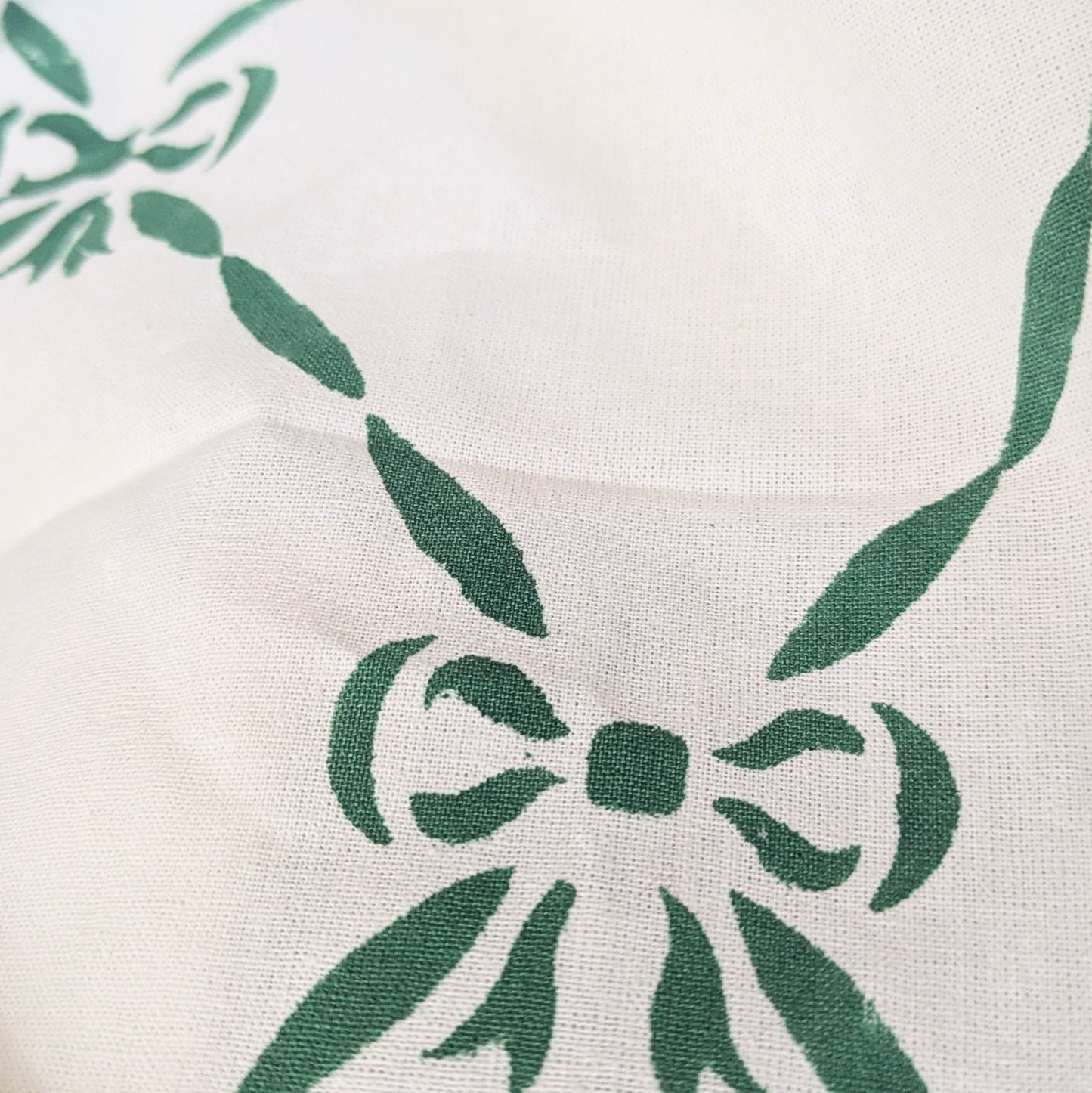 Tablecloth green bows XL