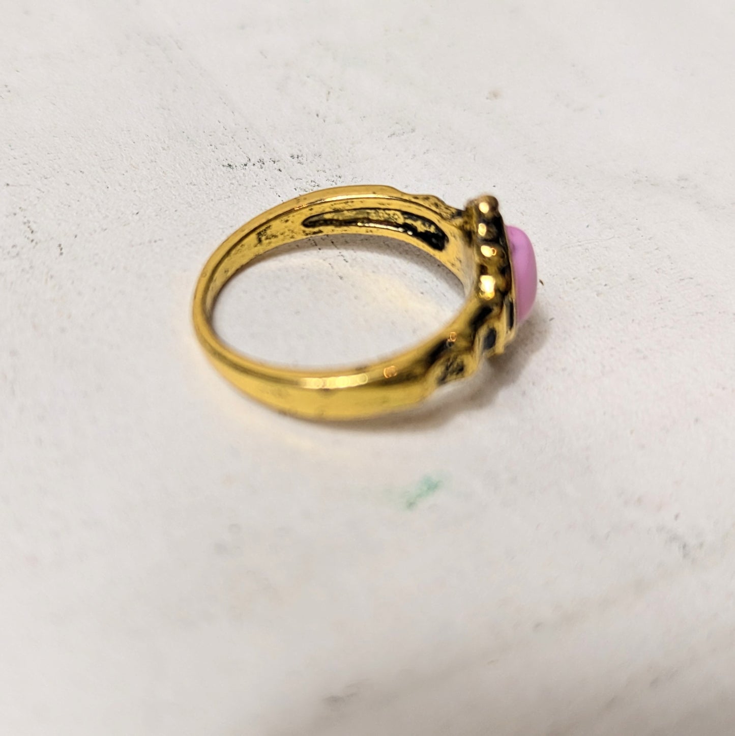 Ring mit rosa Marmorstein