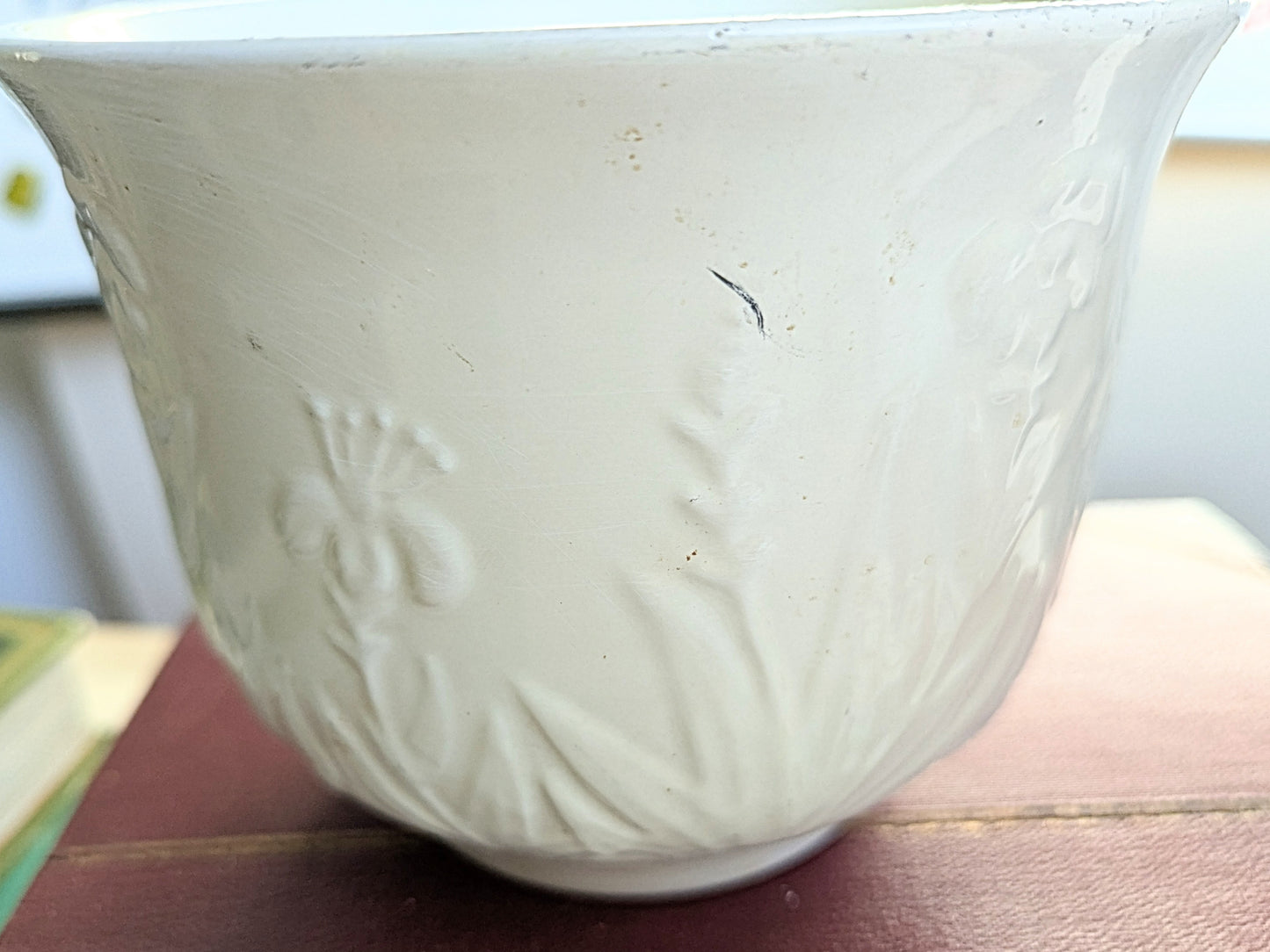 Flowerpot in white with flower meadow