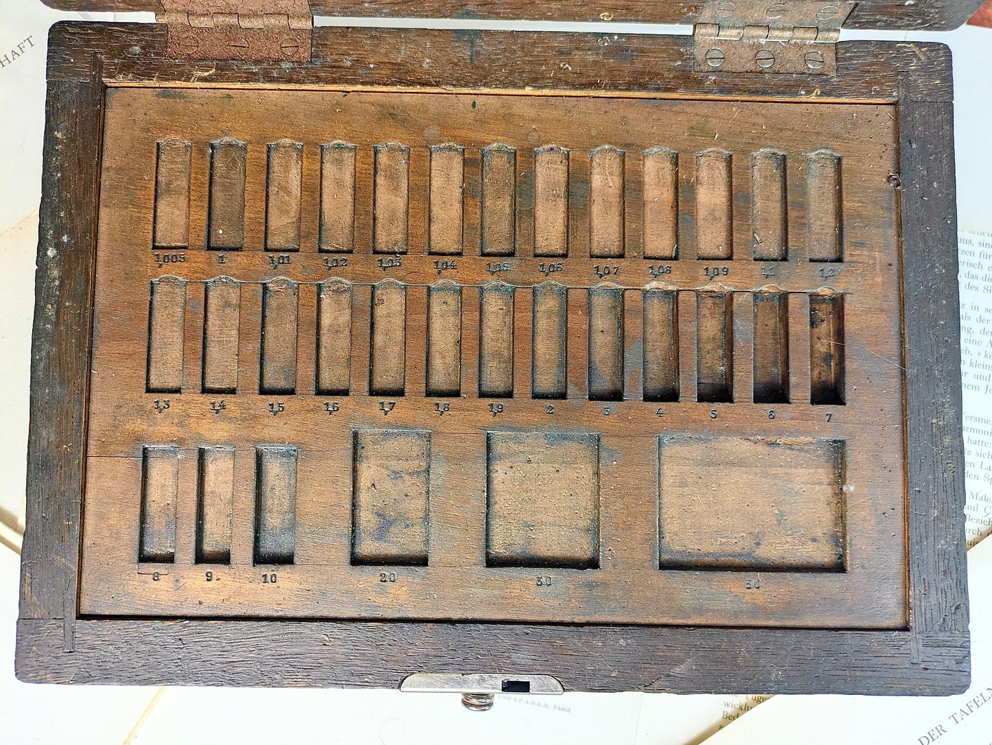 Thickness gauge box dark