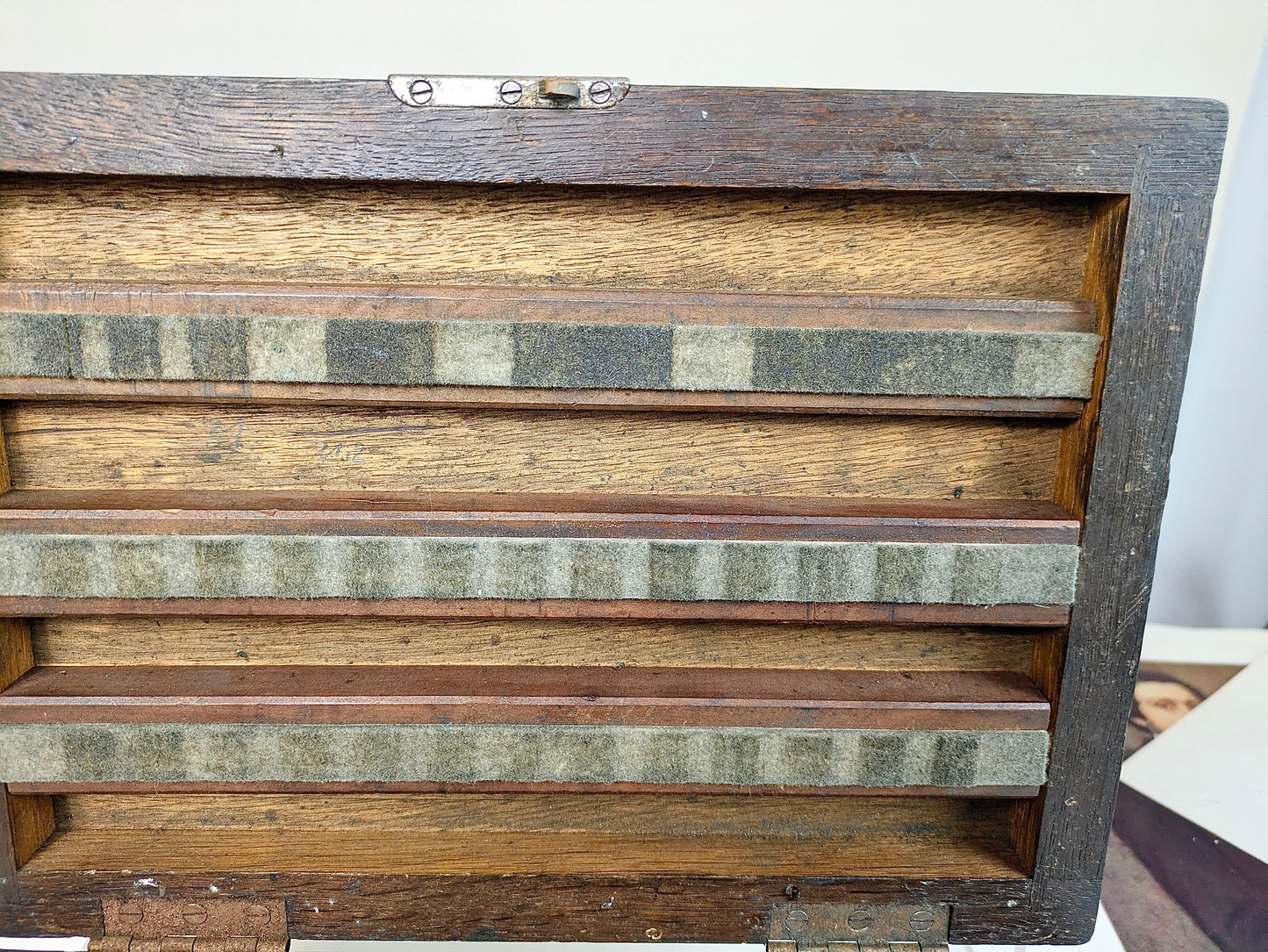 Thickness gauge box dark