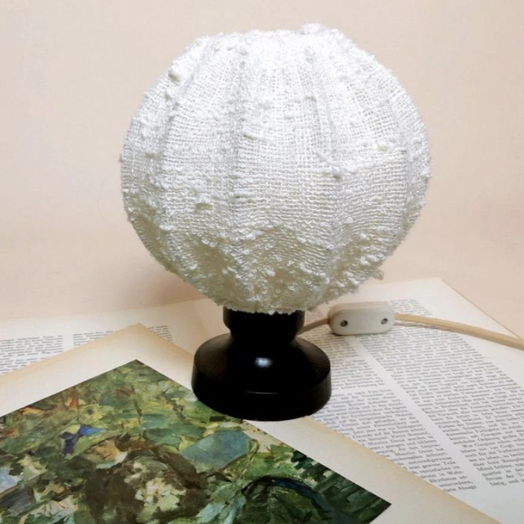 Lampe mit Bouclé Schirm