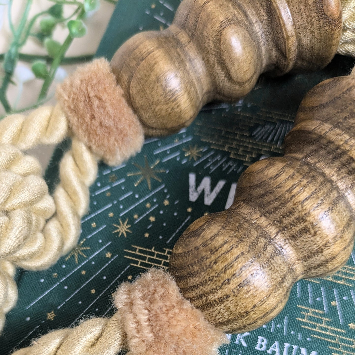 Set of 2 tassels with wood and plush