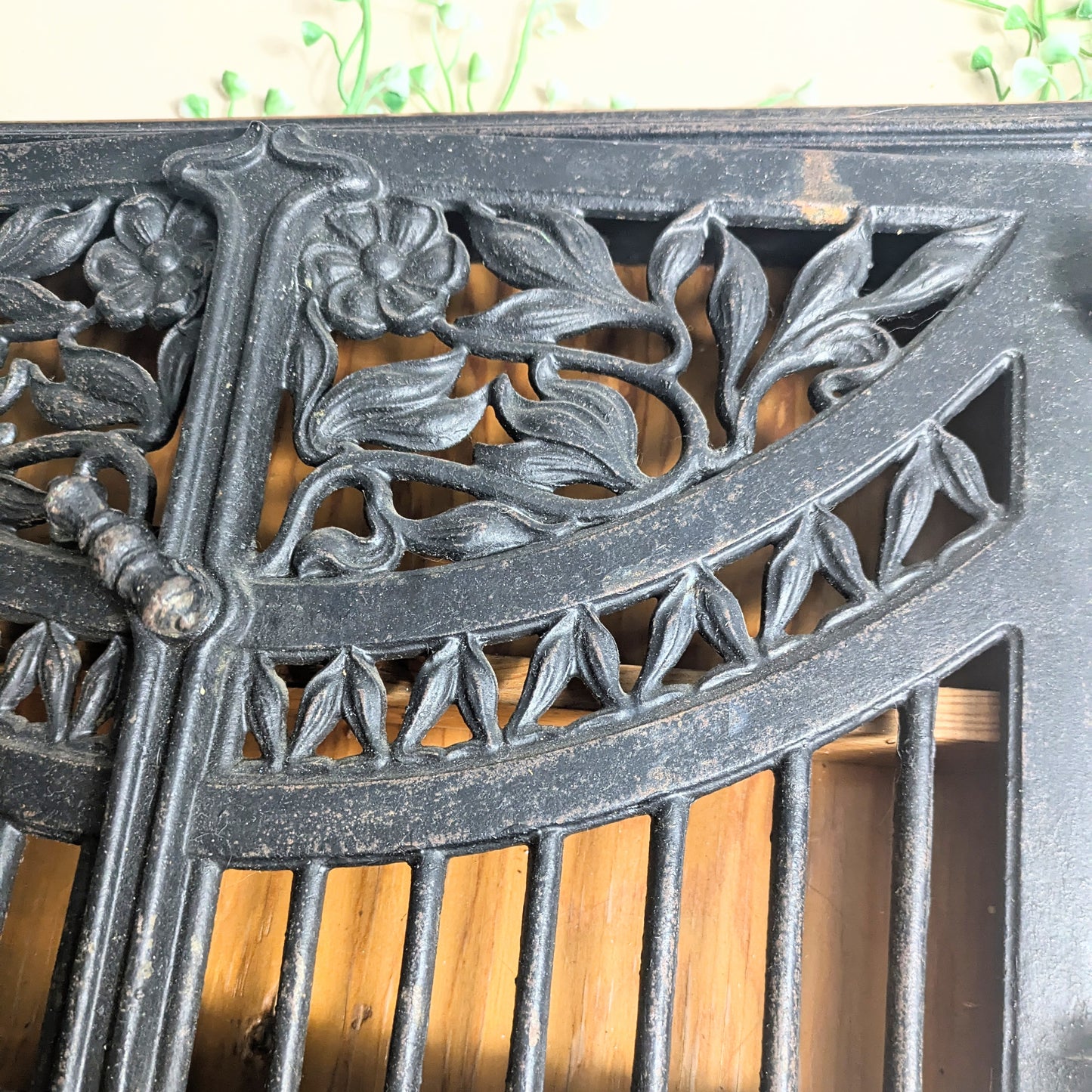 Wandregal Jugendstil Gusseisen