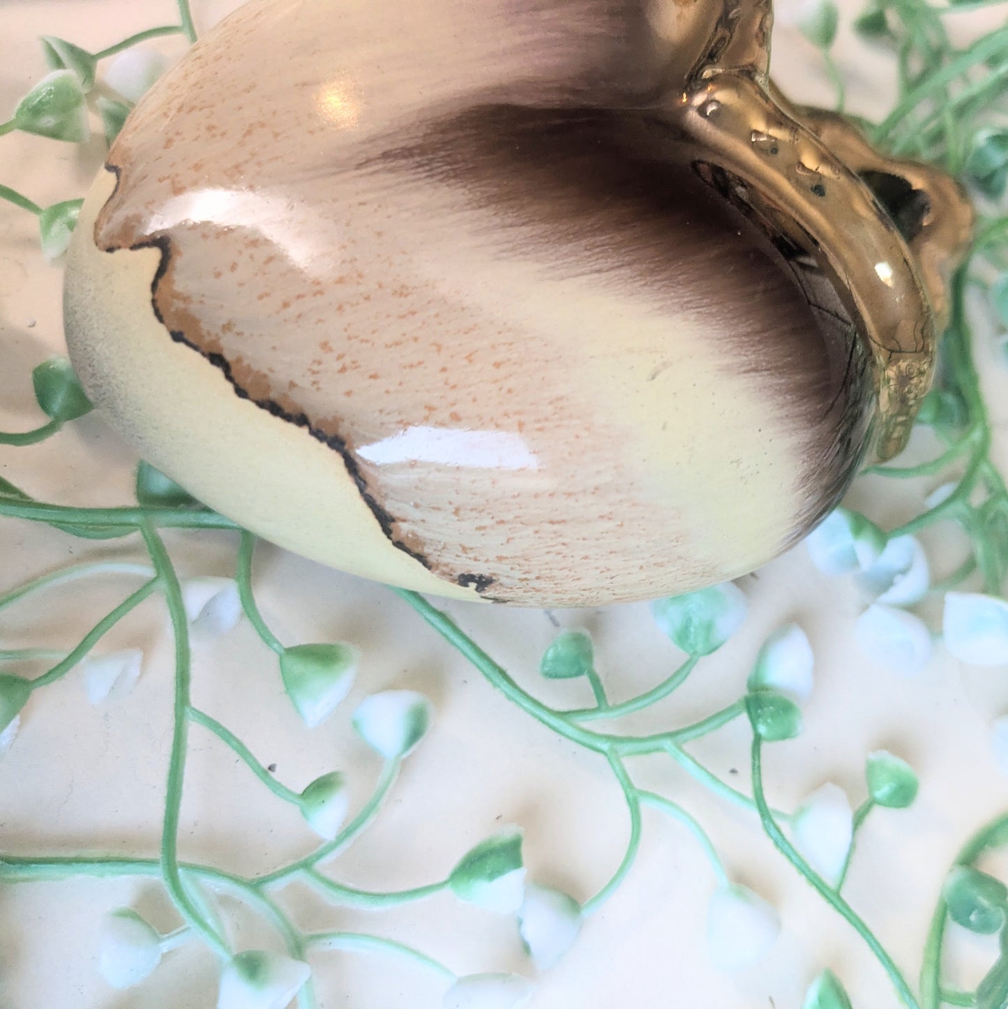 Wall vase heart-shaped gold