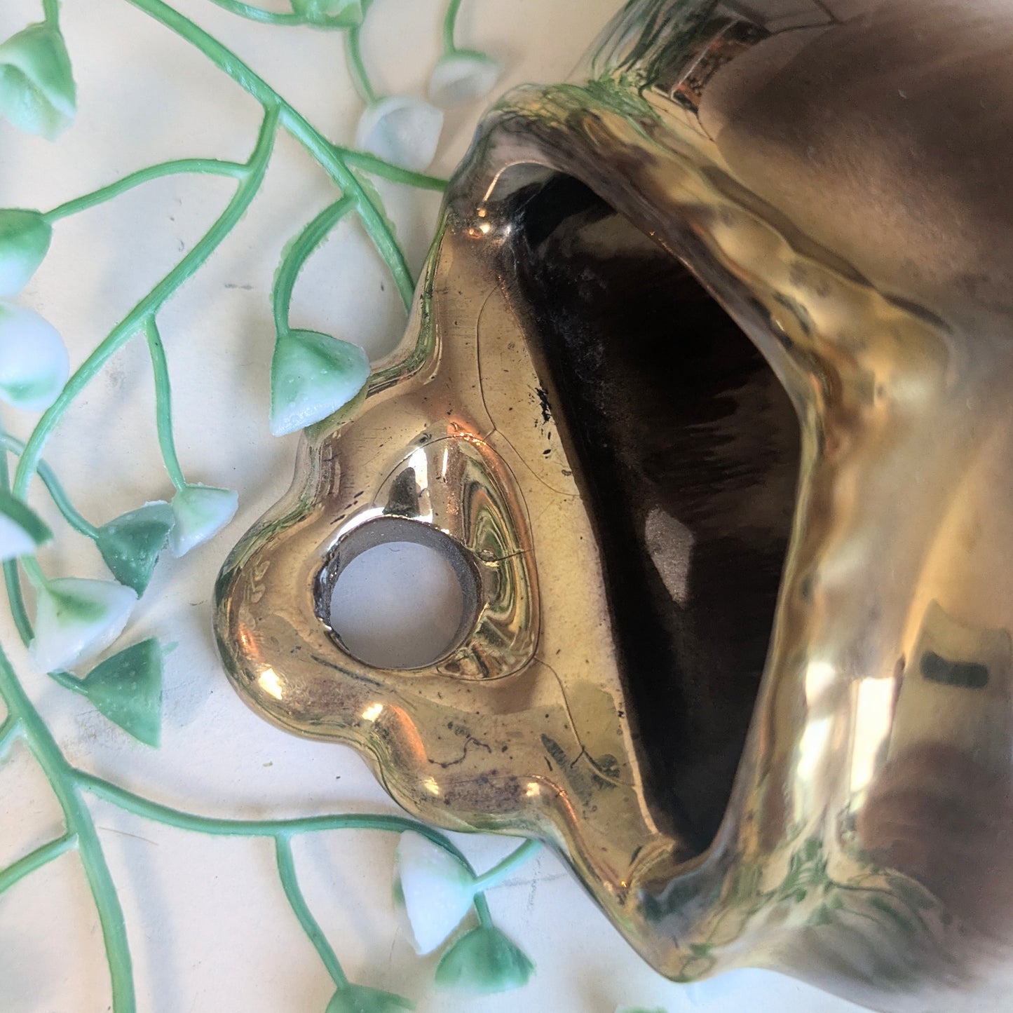 Wall vase heart-shaped gold