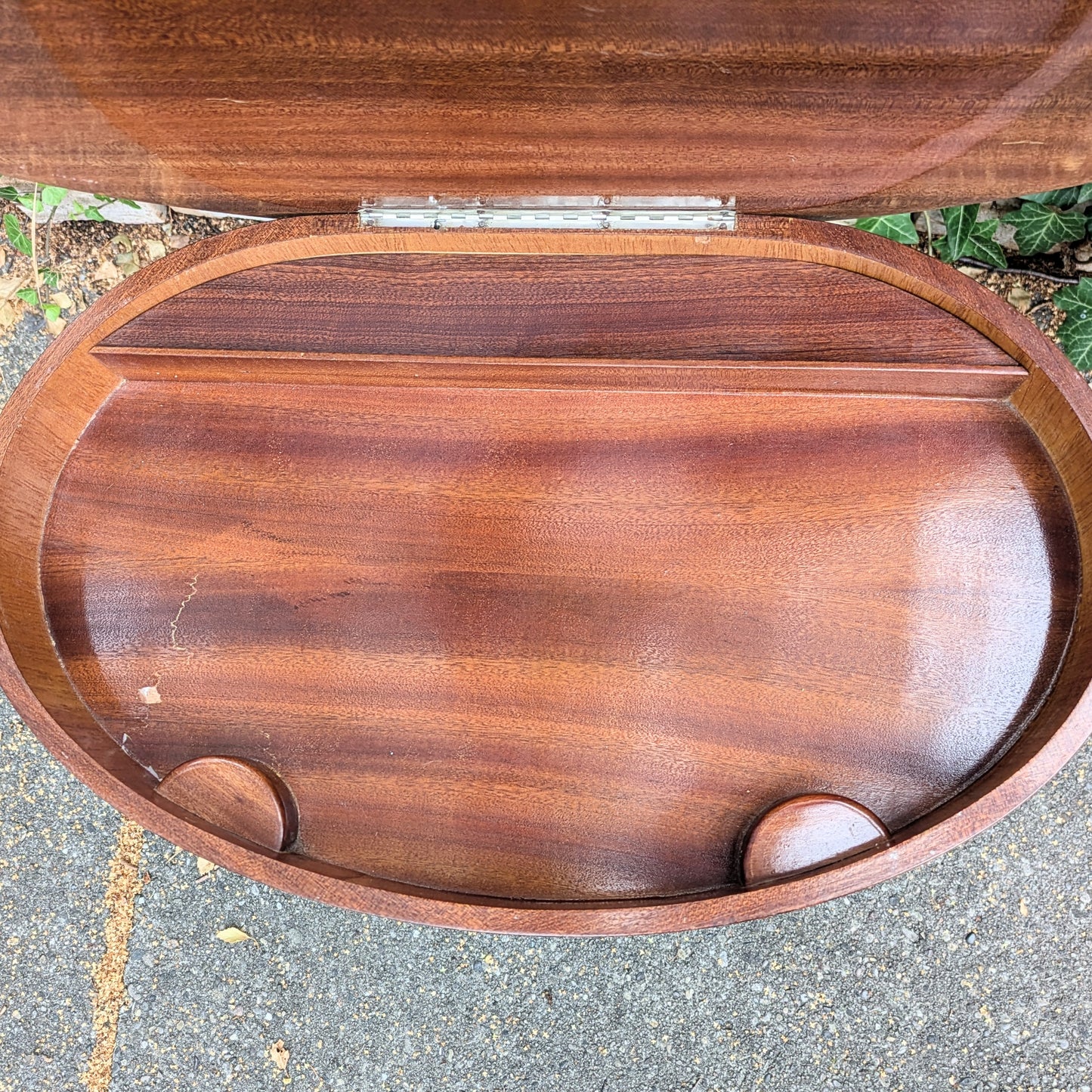Table marquetée avec boîte à musique
