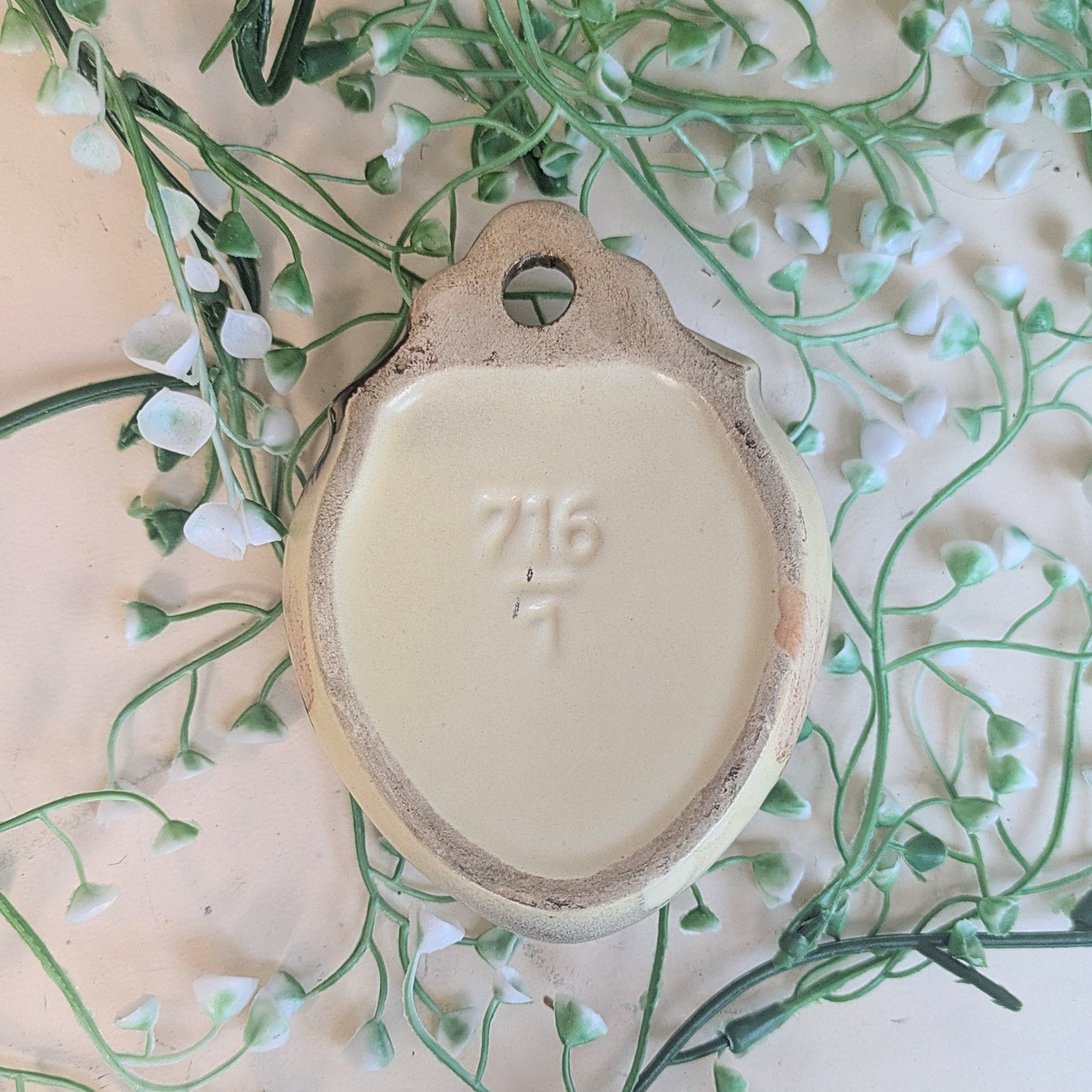 Wall vase heart-shaped gold