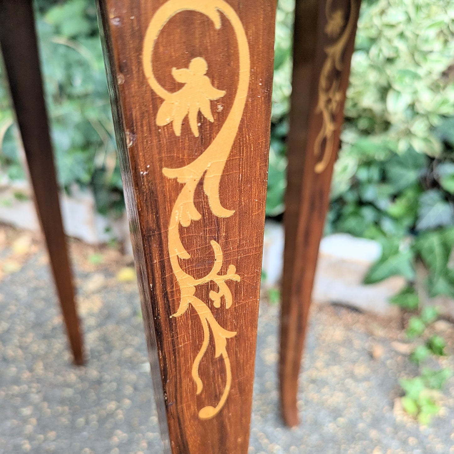 Table marquetée avec boîte à musique