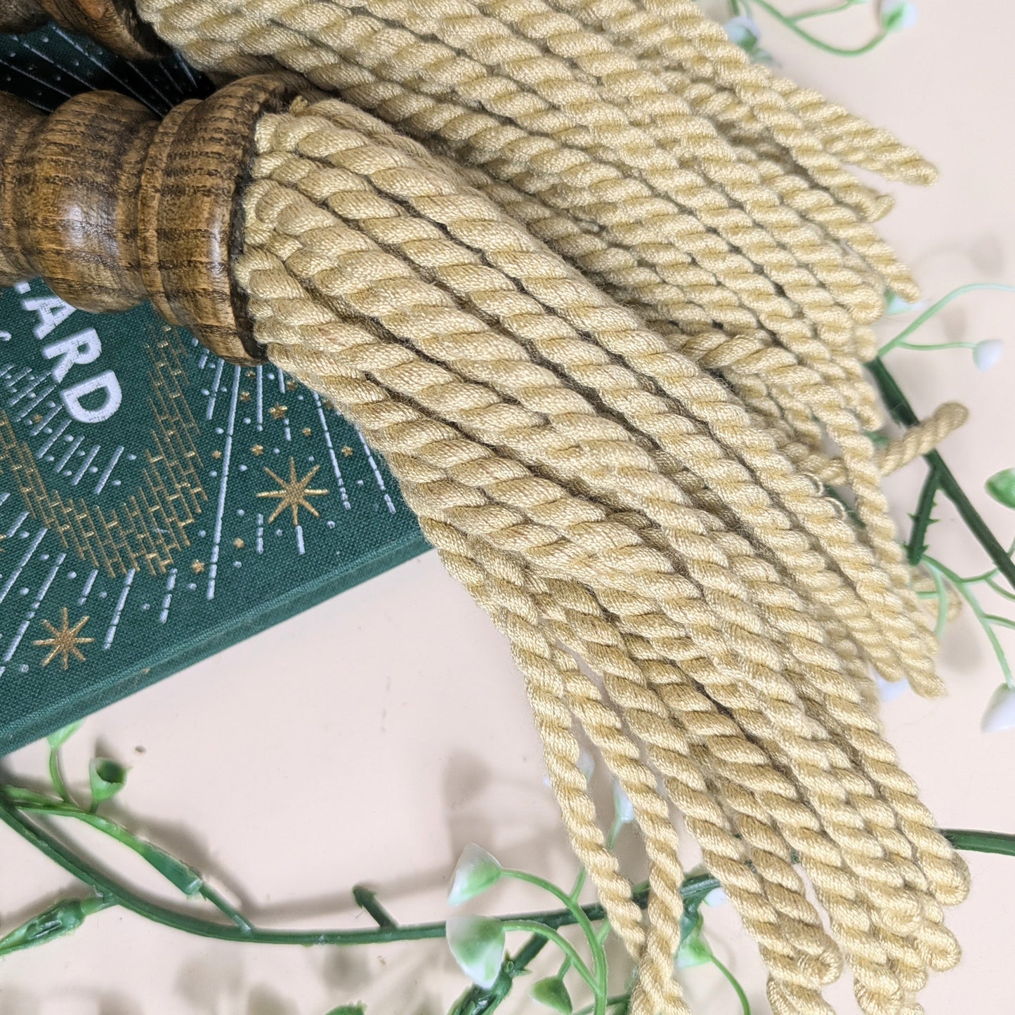 Set of 2 tassels with wood and plush