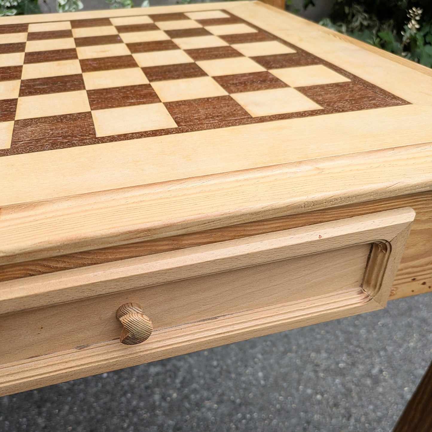 Chess table with 2 drawers