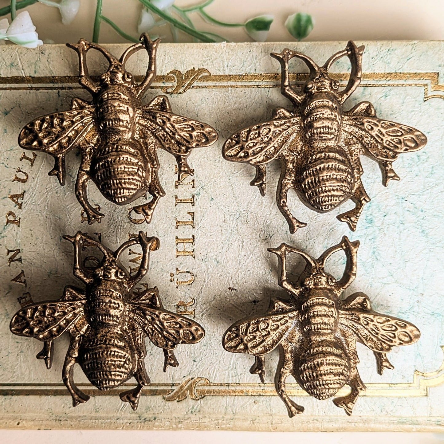 Lot de 4 aimants abeilles en laiton