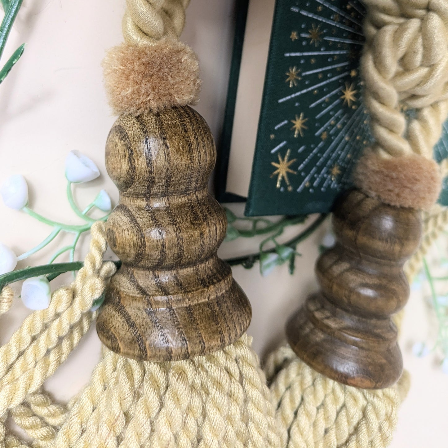 Set of 2 tassels with wood and plush