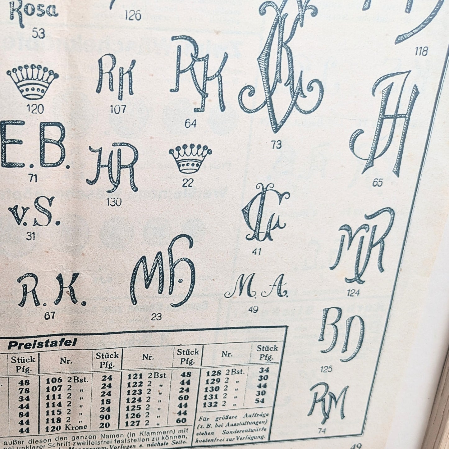 Publicité monogramme encadrée